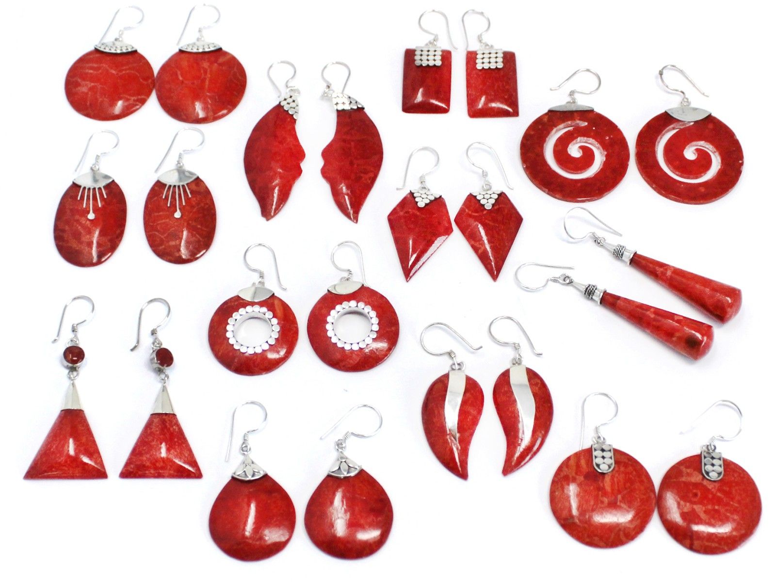 Elegant 925 silver leaf drop earrings with a smooth, shiny finish.