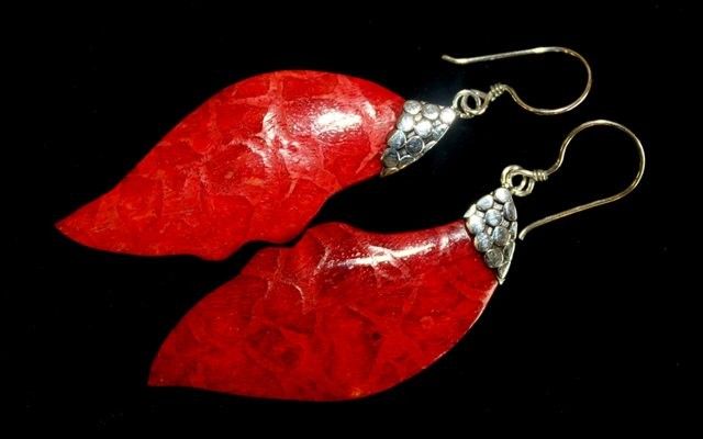 Elegant 925 silver leaf drop earrings with a smooth, shiny finish.