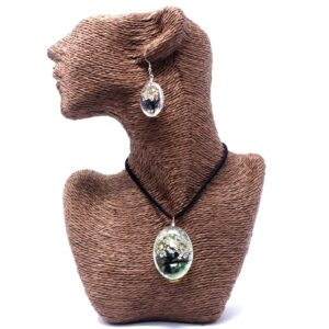 Unique jewellery set featuring real pressed flowers in glass for nature lovers.