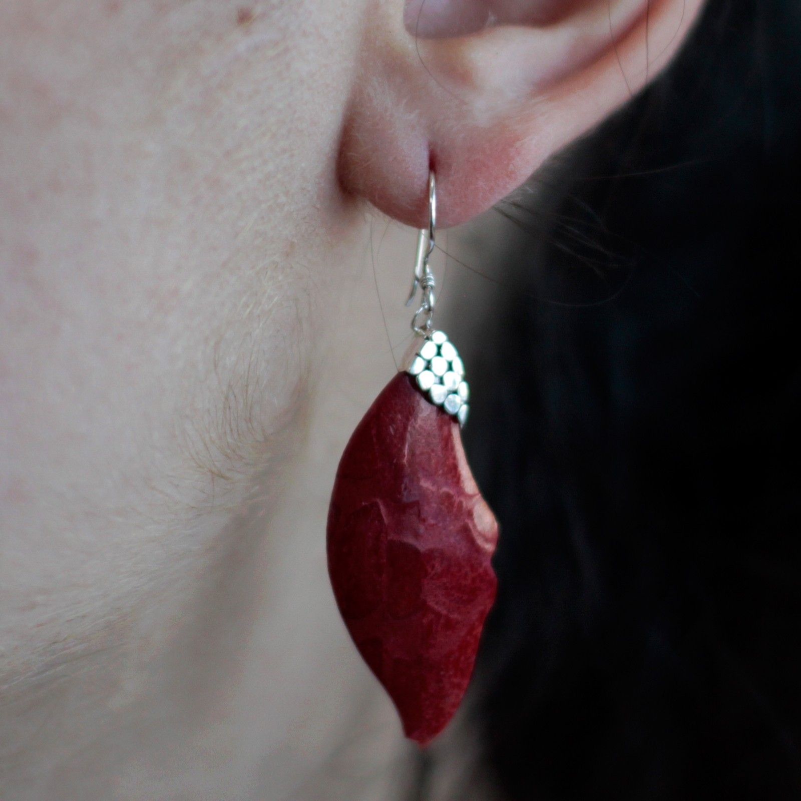 Elegant 925 silver leaf drop earrings with a smooth, shiny finish.