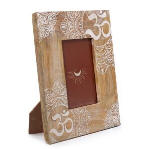 Elegant white mandala picture frame made from mango wood, suitable for 10x15cm photos.