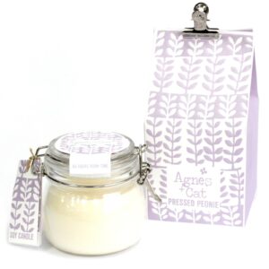 Kilner jar candle with a soft floral scent of pressed peonies.