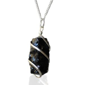 Rough black onyx gemstone necklace with a stylish design, perfect for any occasion.