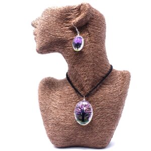 Lavender pressed flowers in a unique jewellery set featuring a necklace and earrings.