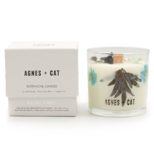 Botanical soy wax candle with a fresh seasalt and moss fragrance.