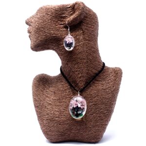 Unique jewellery set featuring real pressed flowers in glass, perfect for nature lovers.