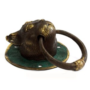 Brass door knocker featuring a cat's head design for a stylish entrance.