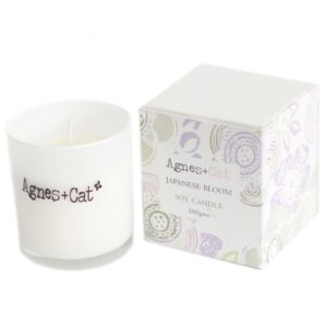 Votive candle with a light floral scent in a stylish container.
