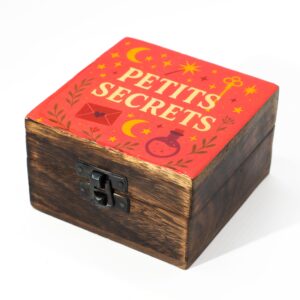 Small enamelled box in vibrant colours, perfect for storing petite treasures.